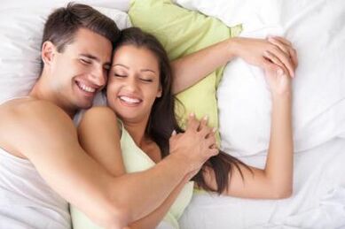 Gars heureux et filles au lit